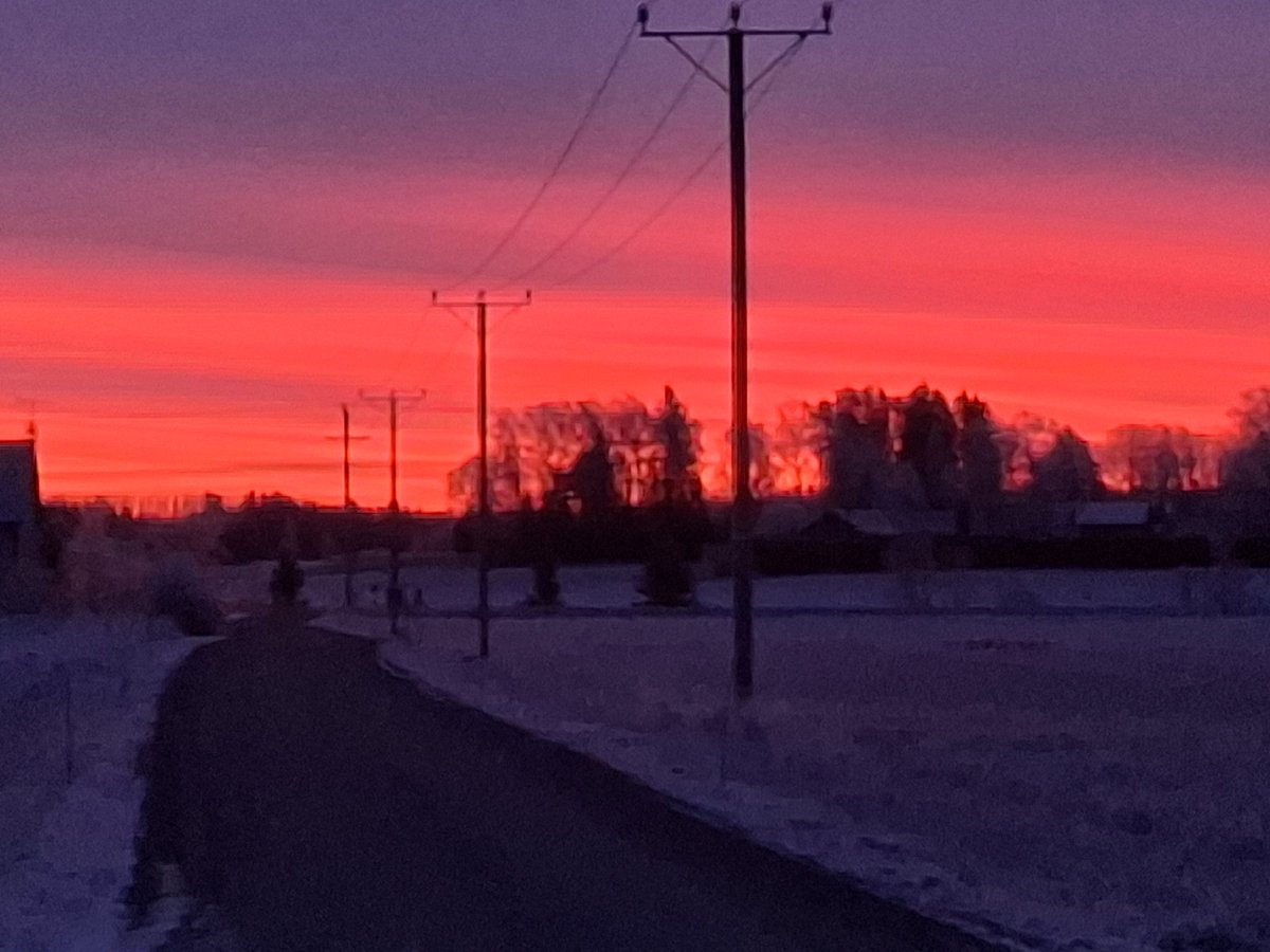 Hyvää uutta vuotta - 1.1. 2026 aamu  ja taivas aukeaa punaisenkarvaana.