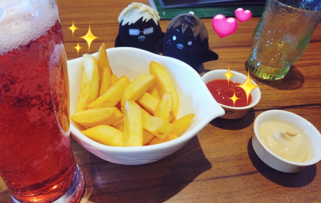 ieruhi's tweet photo. 今日は２匹と一緒に大好きなびっくりドンキーのフライドポテトとフランボワーズビールでｶﾝﾊﾟｰｲ🍟🍓✨しています😌💓
嬉しい楽しい幸せなこといっぱいのよい一年になりますように🥰今年もよろしくお願いします♪ https://t.co/GUSweR85qt