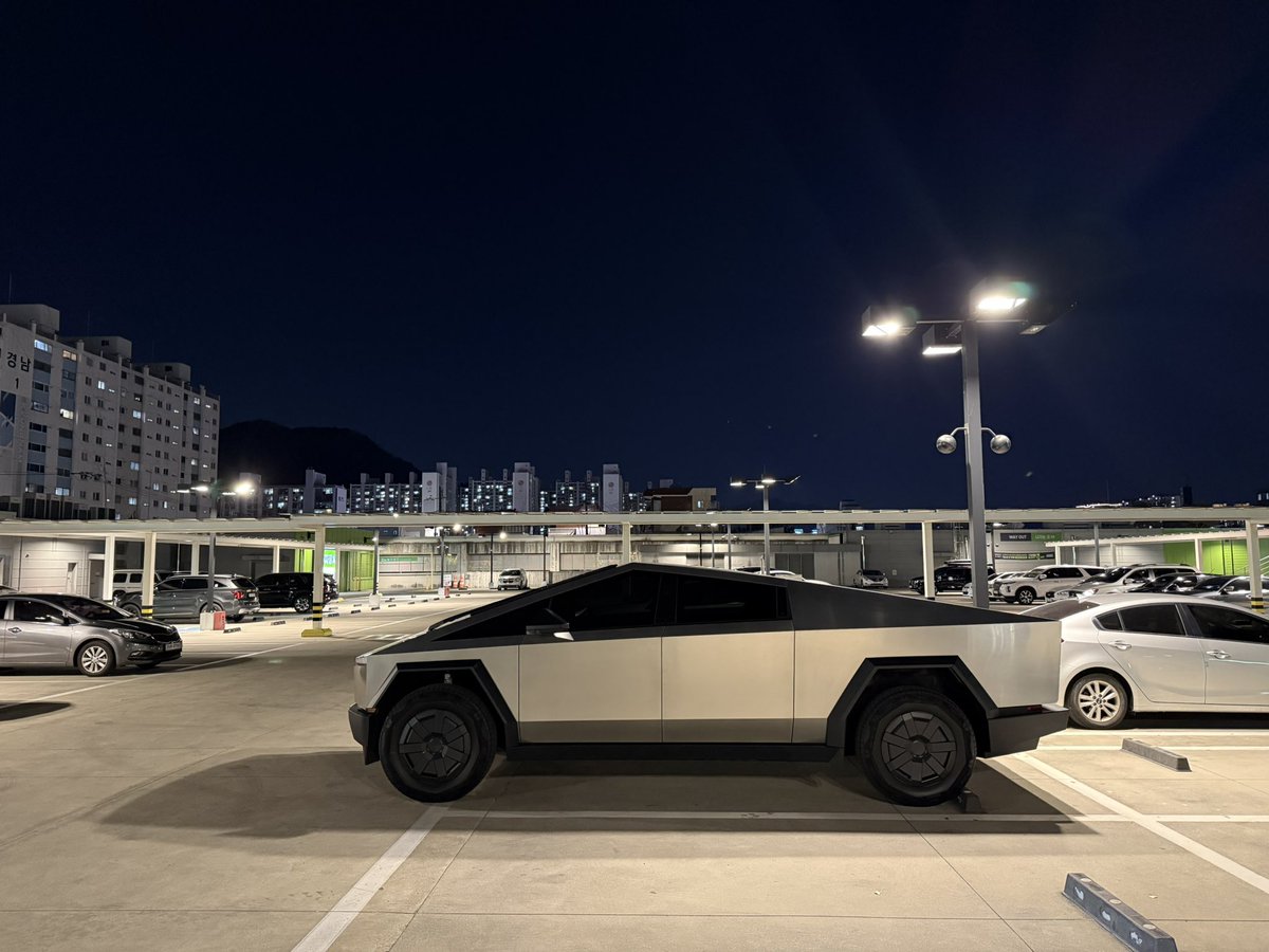 Galmeck2nya's tweet image. 사이버트럭 타고다니다가 모델엑스로 왔을 때 느껴지는 점

1. 관심종자가 되어있는 나…
(매번 사람들이 쳐다보고 사진찍고 손가락질하는거 보다가 사람들이 나를 보는 관심 없어지니 어색하다)

2. 나름 되게 안정적으로 느껴지는 FSD
(아마도 차체가 낮아서 그런듯, 촤악 깔려서 나가는 느낌이…