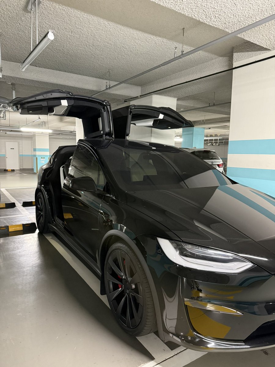 Galmeck2nya's tweet image. 사이버트럭 타고다니다가 모델엑스로 왔을 때 느껴지는 점

1. 관심종자가 되어있는 나…
(매번 사람들이 쳐다보고 사진찍고 손가락질하는거 보다가 사람들이 나를 보는 관심 없어지니 어색하다)

2. 나름 되게 안정적으로 느껴지는 FSD
(아마도 차체가 낮아서 그런듯, 촤악 깔려서 나가는 느낌이…