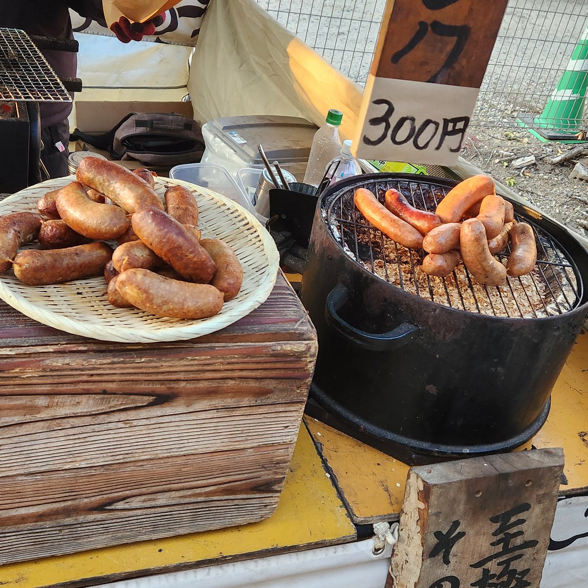 _gino06's tweet image. 同級生と初詣に来た！

燻製フランク美味しそうだったから買った☺️