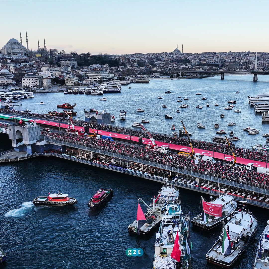 gztcom's tweet photo. 🇵🇸Gazze susarsa, vicdan susar. Biz susmayacağız

📌 “Sinmiyoruz, susmuyoruz, Filistin’i unutmuyoruz” diyerek sabah namazında camilere akın eden on binlerce vatandaş, tarihi bir yürüyüşle Galata Köprüsü’nü doldurdu https://t.co/vmOm9sMz4S