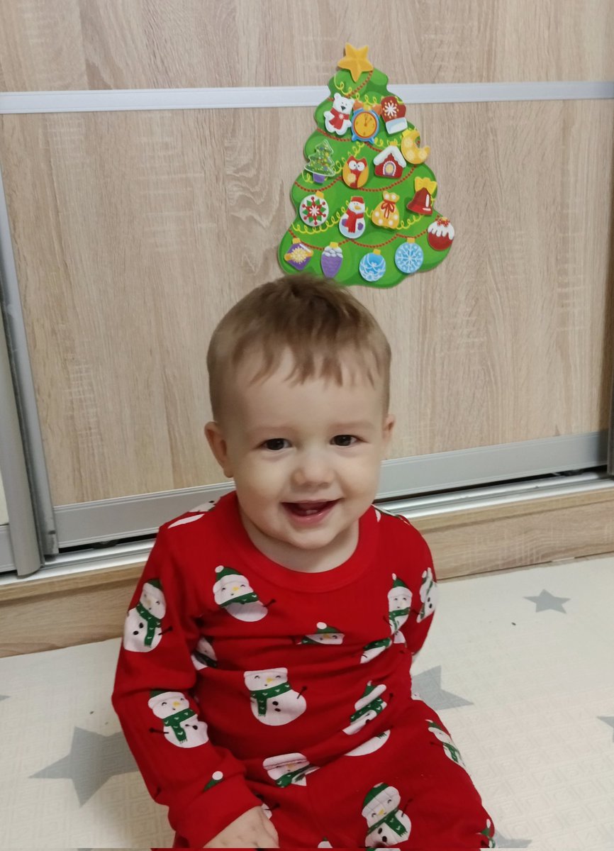 Основную ёлку в этот раз не ставили,потому что малыш и кот ее уже сносили. Поэтому как-то так🥳