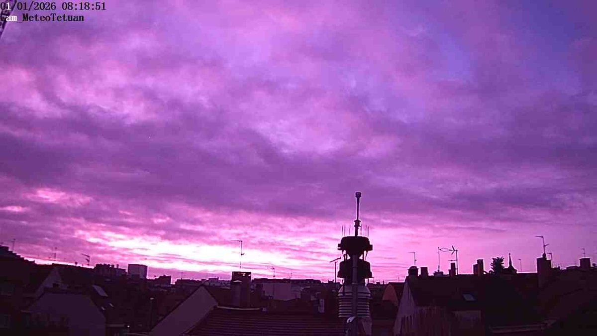 meteo_tetuan's tweet photo. ¡Feliz año nuevo! Comenzamos este 2026 con un #amanecer espectacular desde #Tetuán, con una temp. mínima de 1°C y 80% de humedad. Día de #AñoNuevo frío, con una máxima por debajo de 10°. Y #prevision muy interesante, con probabilidad de ver #nevadas en buena parte del interior! https://t.co/RTzVhDv3yc