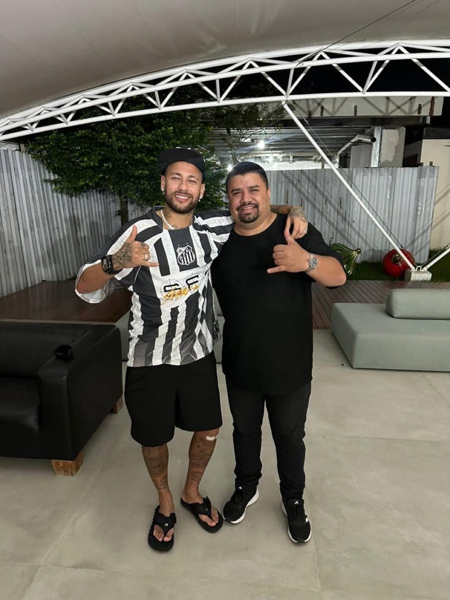 ComandoSantista's tweet image. Até de folga/férias esse fdp usa Santos.
Ele ama pra caralho.