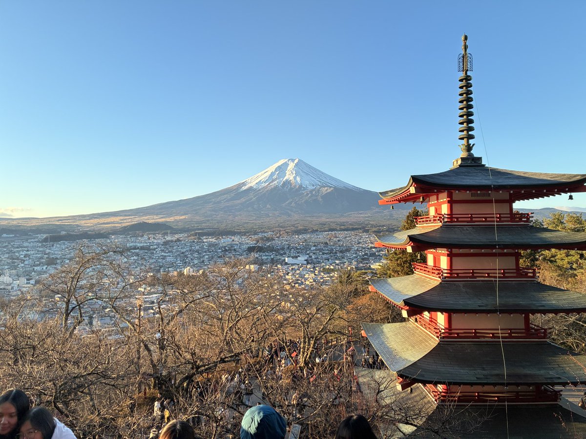 kazz3776's tweet photo. 2026/1/1富士山from富士吉田市 2026年がおだやかな年になりますように LOVE&amp;PEACE #富士吉田市 #フジサンノフモト #新倉山浅間公園 #忠霊塔 #富士山 #初日の出 #ミニチュアシュナウザー https://t.co/1yJ8kCjSJC