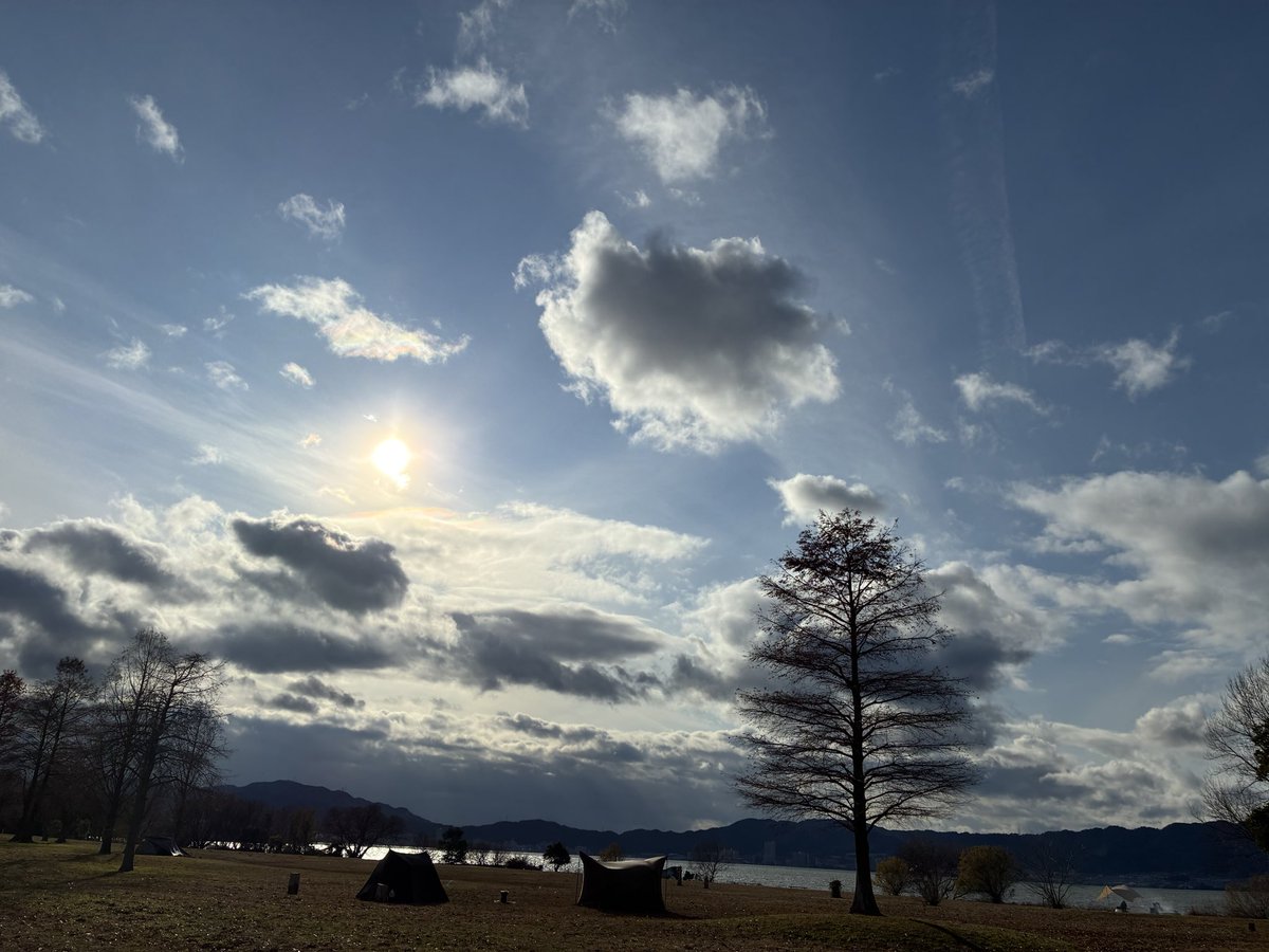 hyide0's tweet photo. 明けましておめでとうございます。

とりあえず、一月一発目のディキャンプ。

湖岸は、強風で寒かったですか、
コーヒーは美味しいかった。

#ソロキャンプ
#琵琶湖湖岸 https://t.co/3INztwFbGE