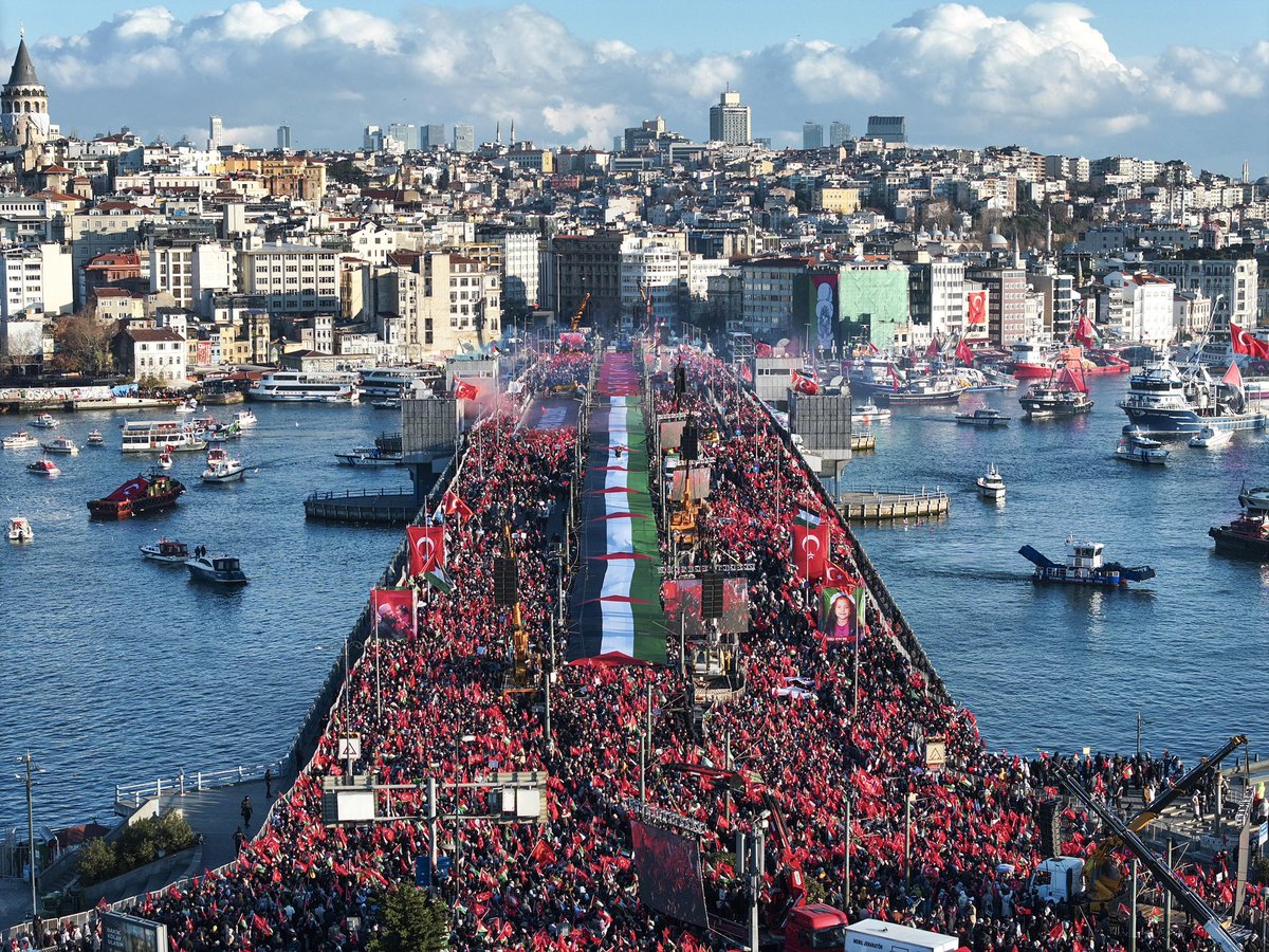 Gazze’de yaşanan insanlık dramına sessiz kalmamak, mazlum Filistin halkının onurlu direnişine güçlü bir ses vermek için beraberiz. 

Yeni yılı dualarla karşıladığımız Ayasofya Camii’nden sonra Gazze için tek yürek, tek ses olduk. 

Cumhurbaşkanımız Sn. <a href="/RTErdogan/">Recep Tayyip Erdoğan</a> ile