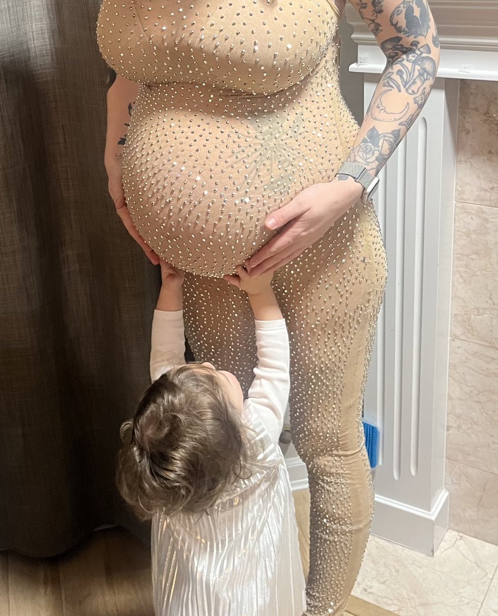 thetragicallyHP's tweet image. when you’re still pregnant on NYE so you have to throw a fit…