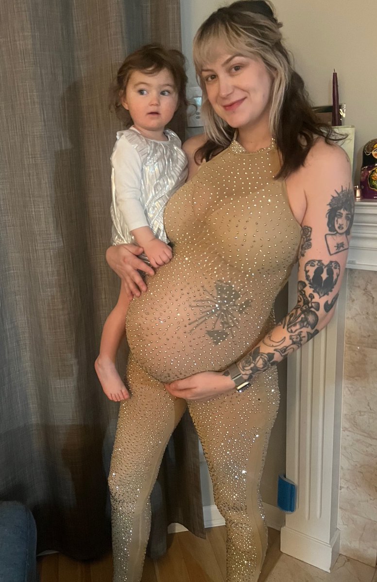 thetragicallyHP's tweet image. when you’re still pregnant on NYE so you have to throw a fit…