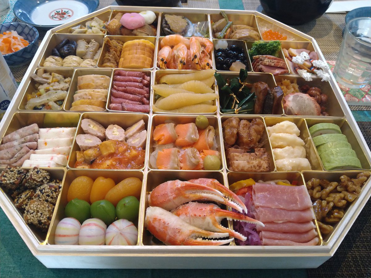 KachuSumi's tweet photo. 今年は取り寄せのおせちにしてみた😋 https://t.co/SwG4GtJ28A