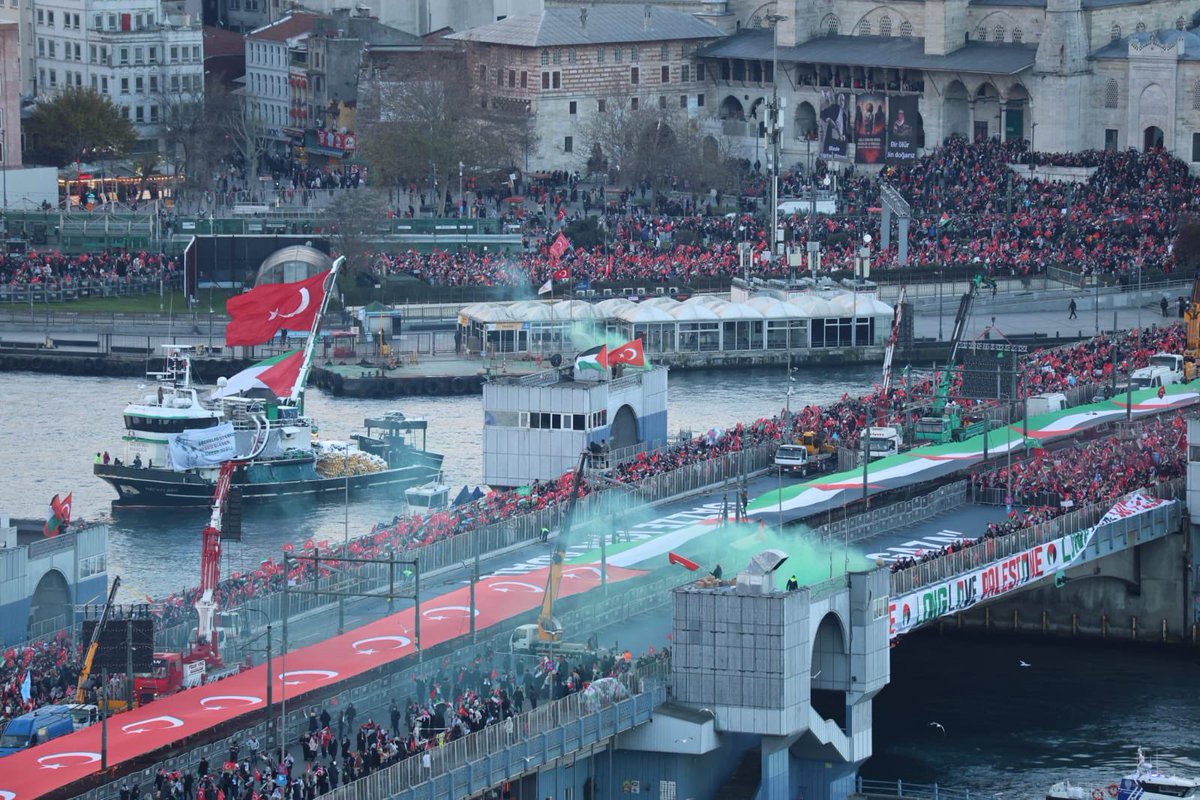Maşallah, Barekallah. 

520 bin kişinin katılımıyla gerçekleştiği açıklandı.

📍 İstanbul | Galata Köprüsü

#GazzeyiUnutma
#GazzeÇağrısı