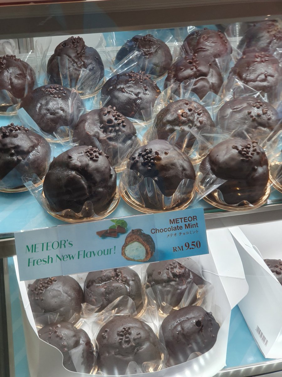 mintycorner's tweet photo. หิ้วน้อง Chocolate Mint puff มาจาก Châteraisé ปีนัง หอม หวานละมุน เย็นชื่นใจจจ #มีความมิ้นต์ ที่ถูกต้องงง อันนี้ไปเจอที่ Queensbay mall #รีวิวปีนัง #อร่อยบอกต่อ https://t.co/LTePjGIHsD