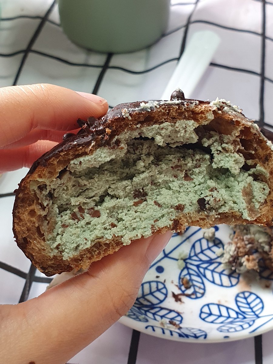 mintycorner's tweet photo. หิ้วน้อง Chocolate Mint puff มาจาก Châteraisé ปีนัง หอม หวานละมุน เย็นชื่นใจจจ #มีความมิ้นต์ ที่ถูกต้องงง อันนี้ไปเจอที่ Queensbay mall #รีวิวปีนัง #อร่อยบอกต่อ https://t.co/LTePjGIHsD