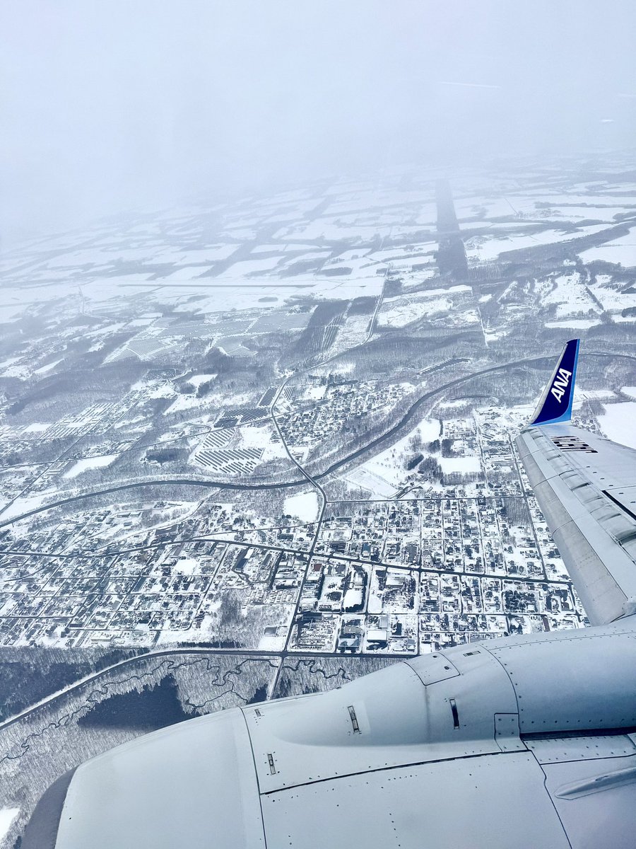 あけましておめでとうございます。
今年も合唱三昧な一年にしていけたら嬉しいです。
でも、子ども第一で家のことも仕事もしっかりやっていきたいです。
写真は昨年末に中標津から新千歳へ向かう時の機内で撮影したもの✈️
いい天気ではなかったけど、この景色が大好き😘
本年もよろしくお願いします！
