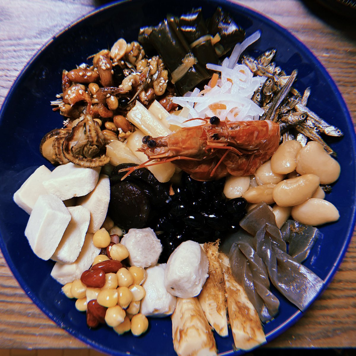 1152704's tweet image. おせち(盛っただけの姿)
今年もよろしくお願いいたします