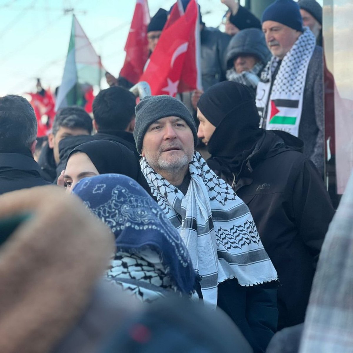Galata Köprüsü'nde gerçekleşen Filistin'e destek İsrail'e lanet yürüyüşüne, Süleyman Soylu'da sessiz sedasız vatandaşların arasında katılmış. 👏👏👏