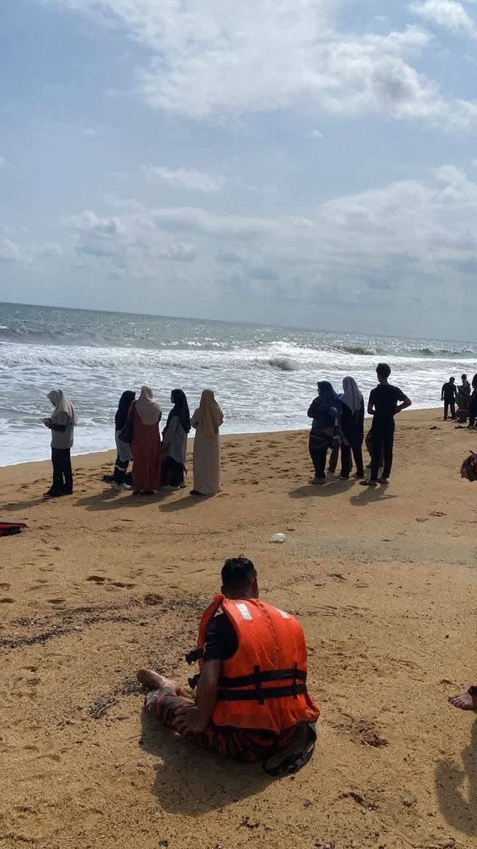 Cubaan adik selamatkan kakak yang dihanyut ombak, berakhir tragedi apabila kedua-duanya lemas.

Kejadian berlaku di Pantai Sura Tengah, Dungun ketika mereka sedang berkelah bersama 15 ahli keluarga.

Mayat Nor Baizura Shafie, 39 sudah ditemui, adiknya usia 37 masih hilang.