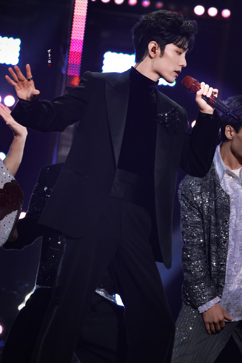 2026東方衛視跨年盛典》 ステージ写真9枚✨（1/3） cr: 不要回头·肖战
