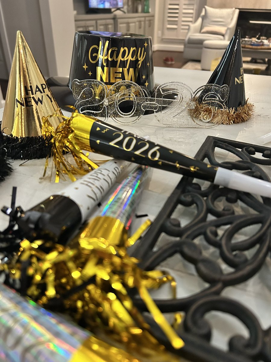 ValPlata's tweet image. #HappyNewYear2026 
Que este año nuevo nos vaya súper bonito a tooooodos. 
Pásenla increíble, disfruten y abracen mucho 🥰
#NYE