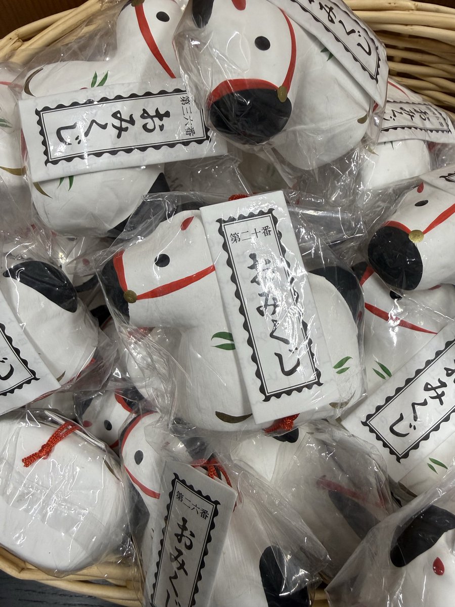 _anrakuji's tweet photo. 謹賀新年　本年も宜しくお願い致します。数量限定干支の張子おみくじ・絵付け出来る白いダルマさんもありますのでよろしければチャレンジしてみてください #初詣 #限定 #限定 #茨城県 #常総市 https://t.co/i94ODsQKbq
