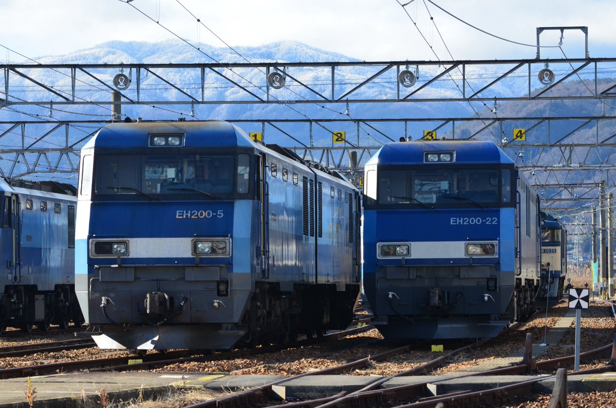 tetsu641031's tweet photo. 新年、1発目の写活！
今年もお年玉回送はブルサン1両のみだったけどまさかまた64と並んで撮れる日が来るとは🥺
ブルサン6両、64が2両！この賑わい、なんか懐かしい感じした！
そして記念タキも撮ることが出来た！
今年も細々と活動していきます！

 #EH200
 #EF64
 #タキ1000 https://t.co/zGVSdGv2WJ