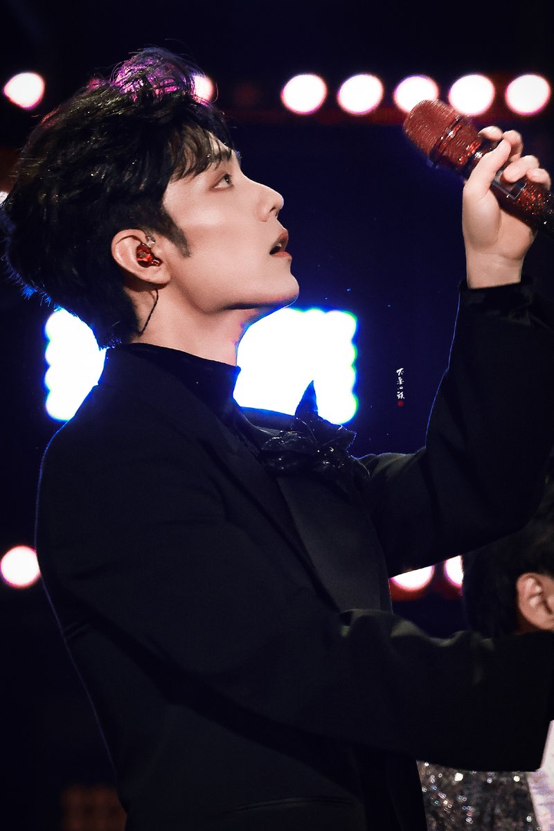 2026東方衛視跨年盛典》 ステージ写真9枚✨（2/3） cr: 不要回头·肖战