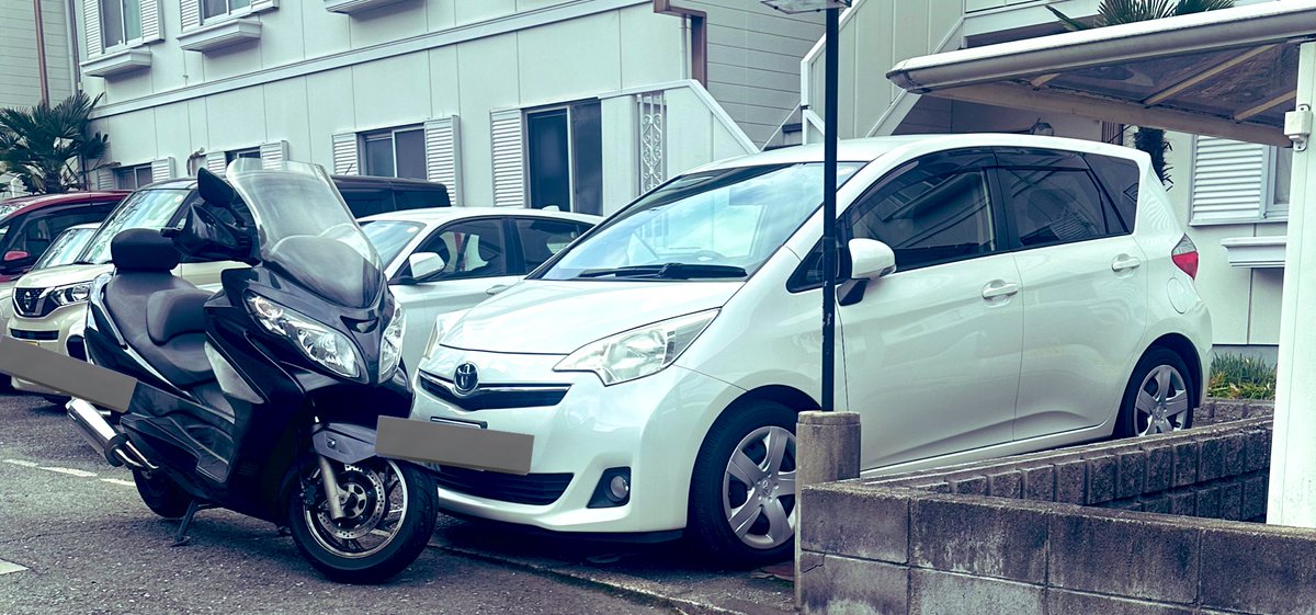 mitabo's tweet image. 明けましておめでとうではあるんやけど朝からウチの駐車場に知らない車停められてて微ギレからの2026スタートしました

前に置いてるのはここに置くはずの俺のバイク

ええ一年になりそうやなぁ！！！