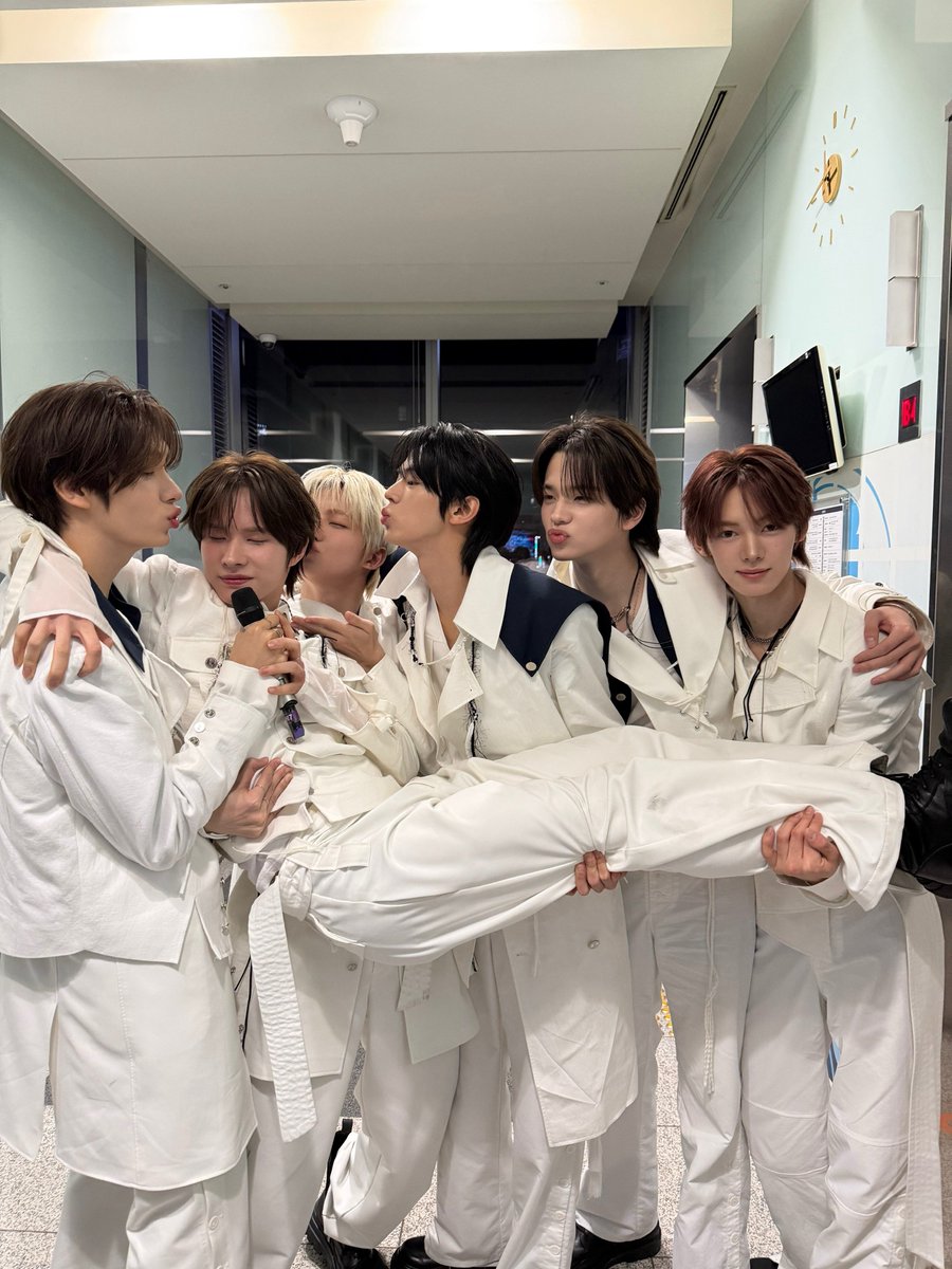 YuDdoee_42's tweet photo. 260101 위버스 포스트 업로드✨

42들 새해 복 많이 받아여!!

#투어스 #TWS #도훈 #DOHOON https://t.co/cxtqw8vsOP