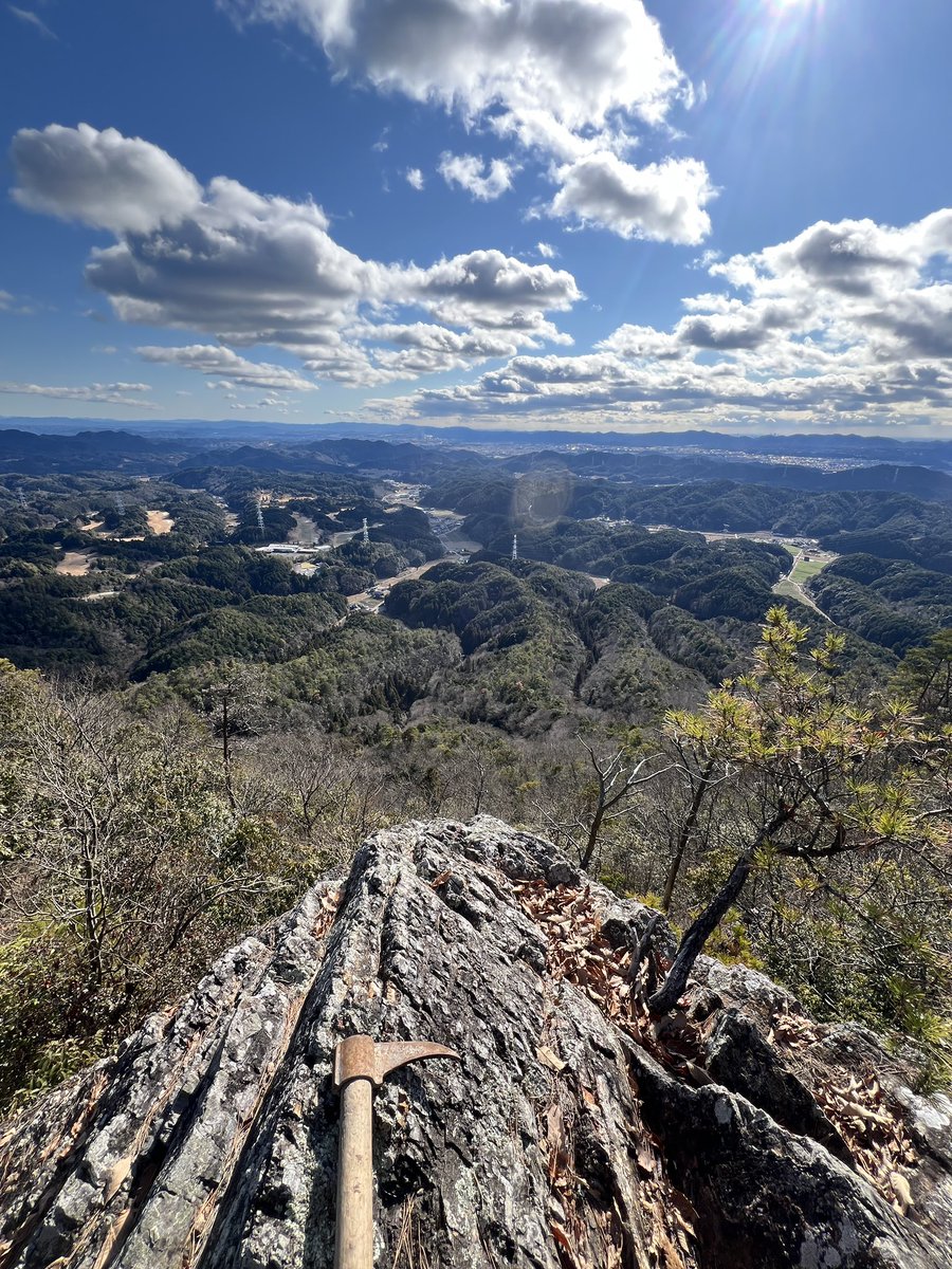 ateliertomas's tweet photo. 元日、あけましておめでとうございます。
登山道見廻りながら散歩に、関市本城山。
ふだんから、富野ふれあいまちづくり委員会さんが整備されています���、なれない方は足元にお気をつけて下さい。 https://t.co/FduhDPL9Ve