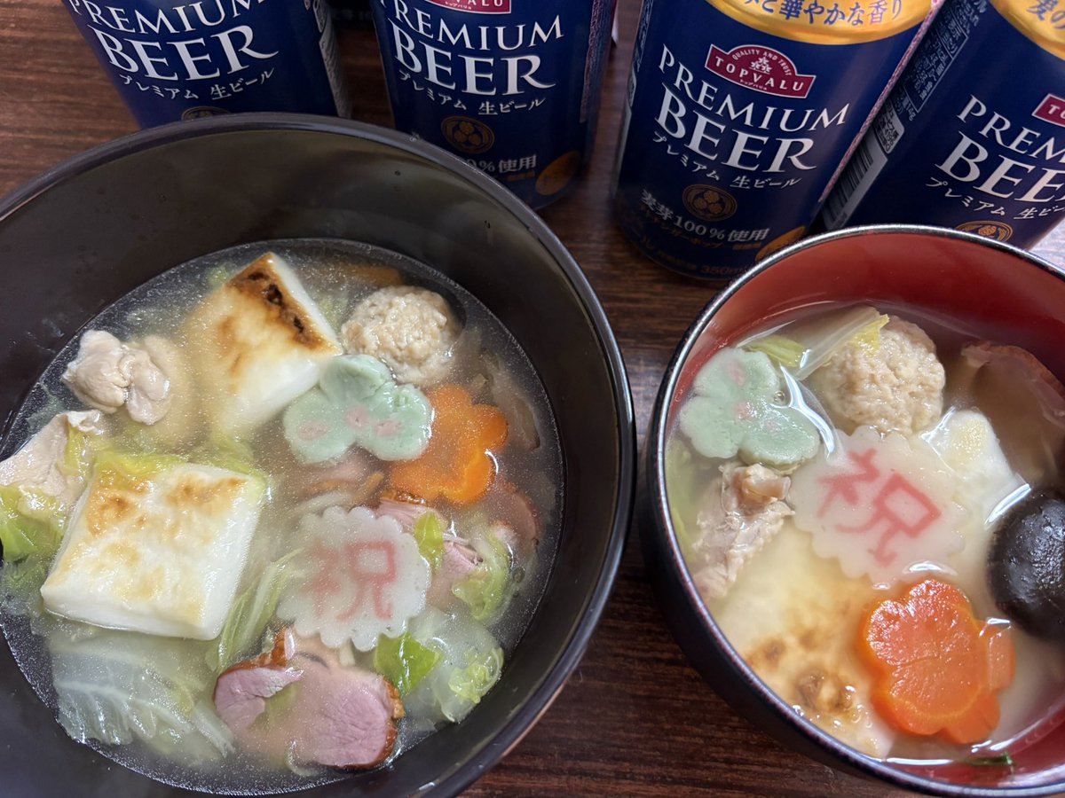 tcdewee's tweet image. 明けましておめでとうございます🎍
今年もよろしくお願いします！
昨日は日付変わる前に仕事終わったのでいつものラモーンズのこれを見て年越せた🥹
これ収録のDVD紛失という大失態が年の瀬に発覚して仕方なくYouTubeで見たんだけど、こうならないよう休みのうちにできるだけ掃除しとこう(終わらない)