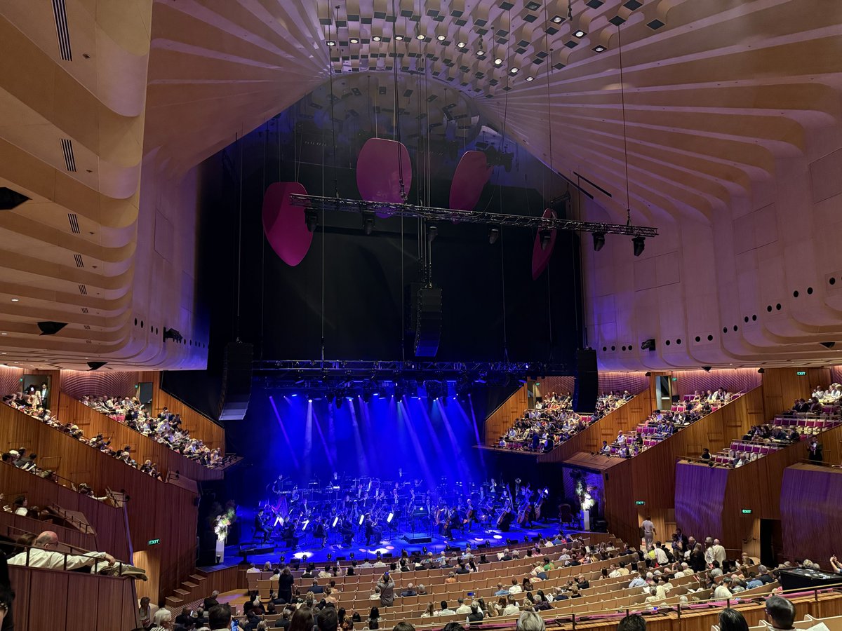 wdahlenb's tweet photo. Happy New Year! Incredible night watching the fireworks from the Sydney Opera House https://t.co/sjSfyoEUHr