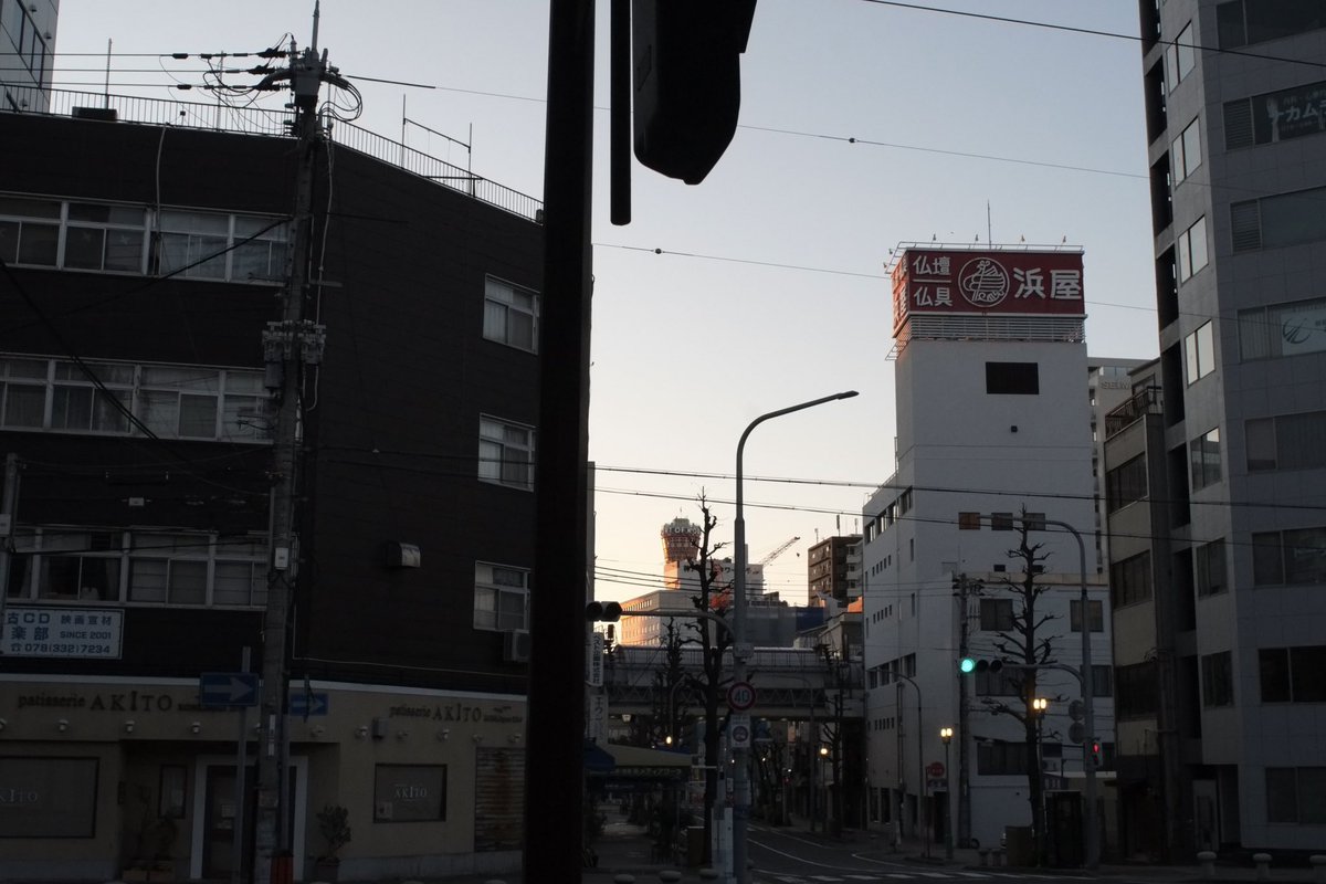 見えない初日の出を数人で拝んで愉快な正月。