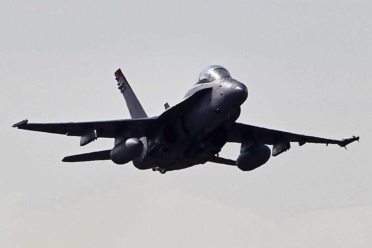 CrystalNova51's tweet photo. Dec 31,2025 AM. Atsugi Air Base.
I'm here to have a For fun...Third day
#厚木基地
#fa18
#reddevil
#vmfa232 https://t.co/UVX6AaqfAx