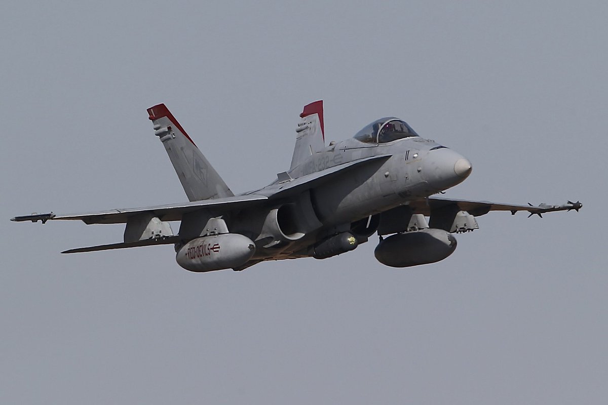 CrystalNova51's tweet photo. Dec 31,2025 PM. Atsugi Air Base.
I'm here to have a For fun...Third day
#厚木基地
#fa18
#reddevil
#vmfa232 https://t.co/yTaSsC0Kls