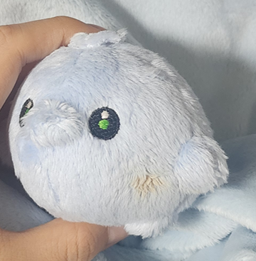 hello_dopamine's tweet image. [RT] 새해기념 이벤트♥️

다들 새해에 복 많이 받으시구 행복하시면 좋겠습니다.
기원의 의미로 알티추첨으로 2분께 작은 선물을 보내드리려합니다.

1. 미니돼굴게롱(ver.가짜) 🦎
2. 미니돼굴성해(오염파본)🐬

멘션으로 원하시는 인형 이모지 남겨주시면 참고할게요!