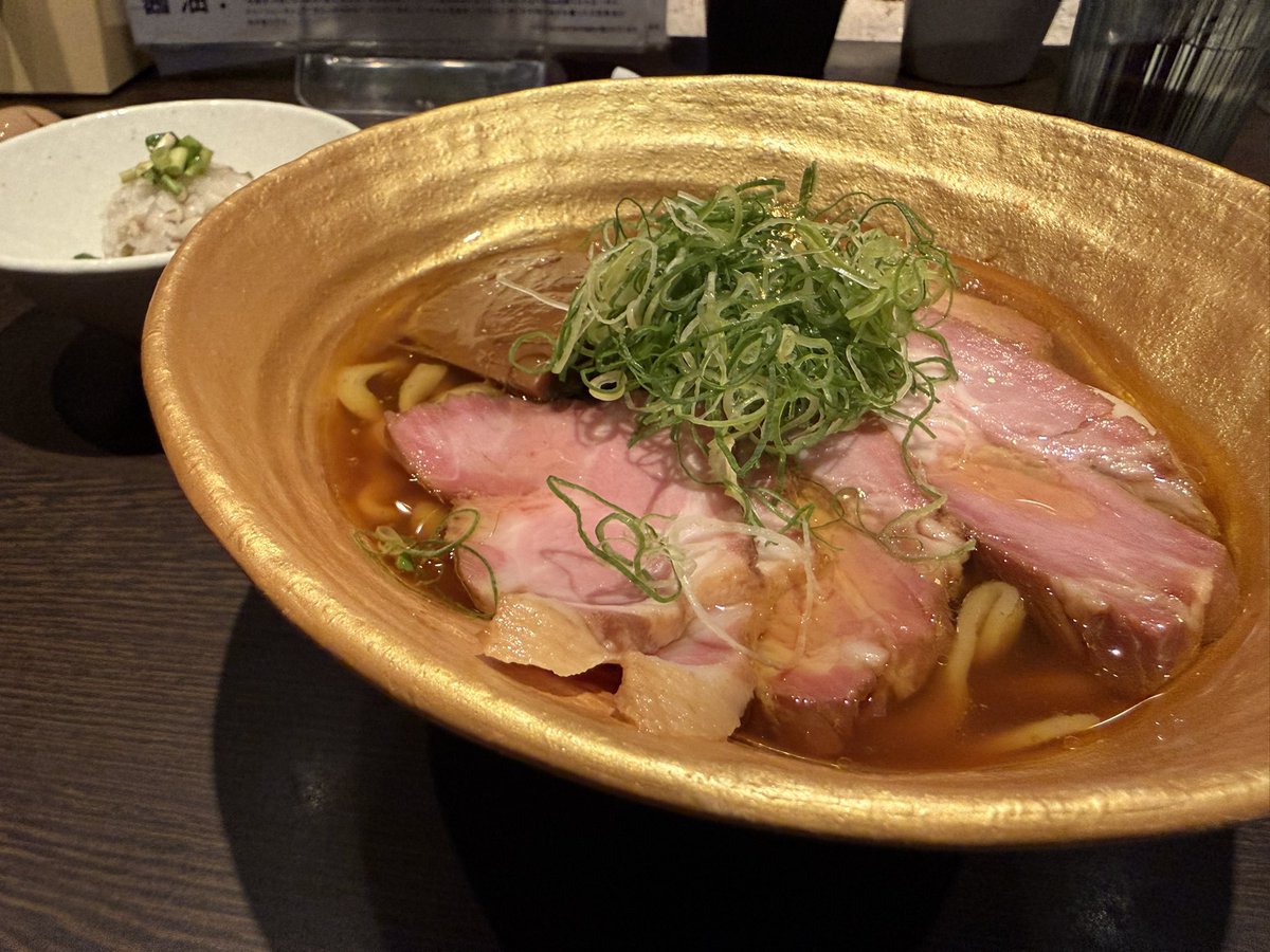 63nyan's tweet photo. 仙臺くろく 様

【元旦限定】
『帆立と青葉地鶏の太打ち中華そば（セリごはん付）¥1,500』
『セリ根っこの和え玉¥300』
『新釜焼き豚¥500』

今年も訪店
店の佇まいに旨さに接客対応に、とても満たされました
大変ご馳走様でした
今年もよろしくお願いします⛩️ https://t.co/F0Xdw9KZns