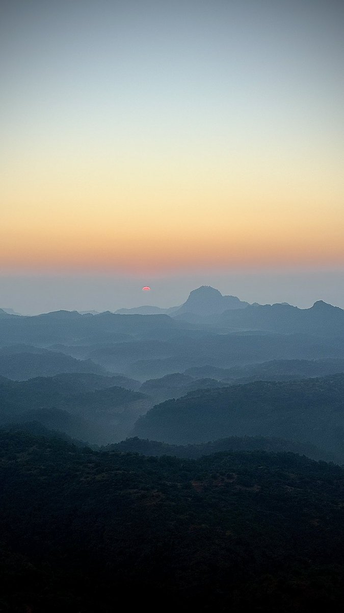 We have all had that moment where we sat down to study during school, realized the time is 6:47pm and said to ourselves, I will start at 7pm!
 The same thing happens when at 11:53pm in the night we tells ourselves “ok, just 7 more minutes of reels, before I sleep”.
 It is oddly