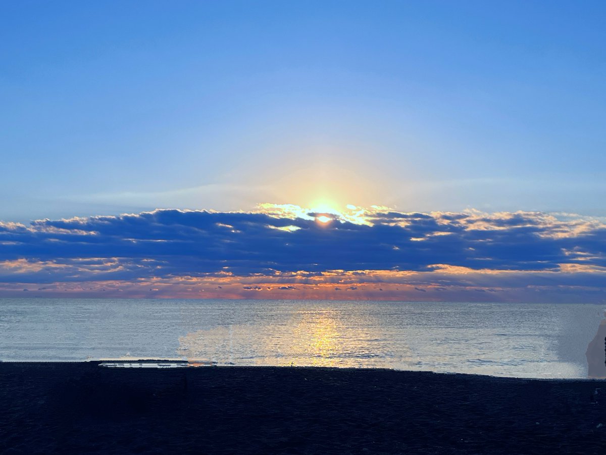 明けましておめでとうございます🎍
近所の浜辺からの初日の出。
今年は雲で覆われて水平線からの日の出は見えず💦でも晴れて良かった☀️
良い一年になりますように。