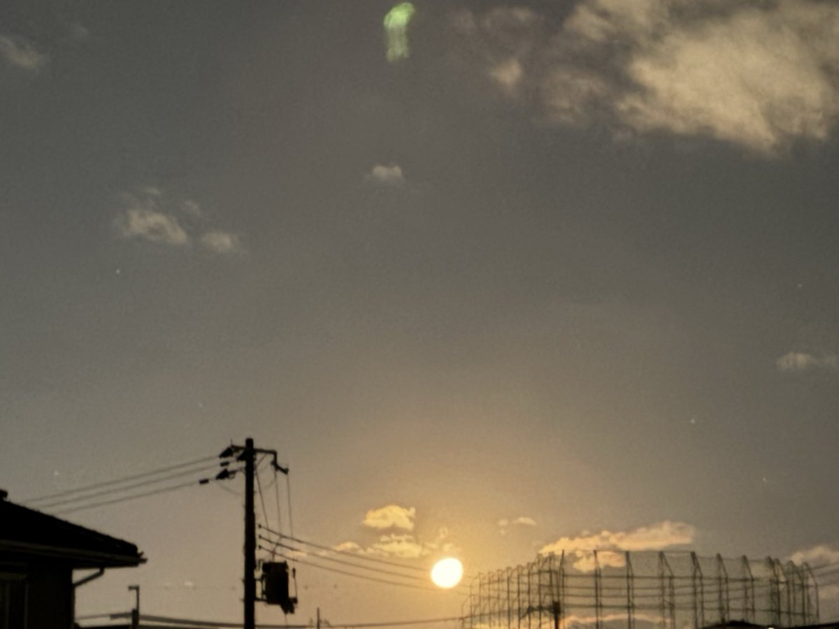 korekoresute's tweet photo. ライブ帰りに娘と見た4時のお月様🌙.*·̩͙
最寄りの駅からの交通機関がなくて
ベラベラゲラゲラ話しながらテクテク歩いた元旦✨️

カッポカッポ🐴のようにリズミカルに全てがウマく進む一年になりますように🙏

ヒヒィーンと雄叫びをあげながらギリセーフで生きてる

でも幸せ♡ https://t.co/u08NqDqzeU