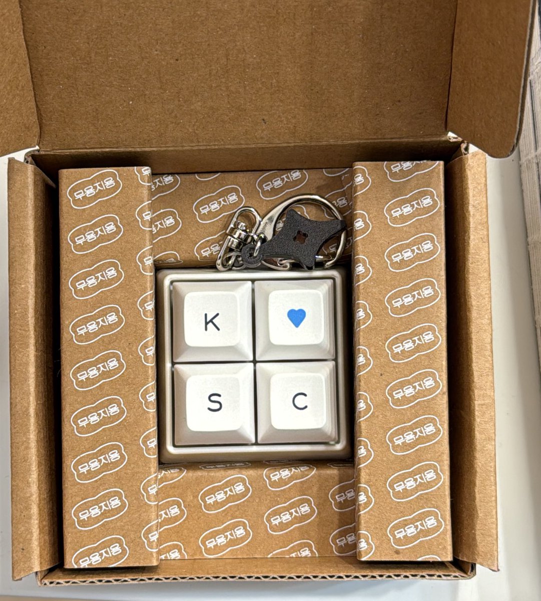 ‼️럭드 재공지 드립니다‼️

마지막날 이벤트로 
방문 주신 분들은 [파랑철]님이 제작해주신 키캡키링 (1개)포함하여 럭드 진행하며 
디저트 특전 중 1종을 드립니다 ! (랜덤증정)

해당 계정에 고정해둔 메인공지 RT인증해주신 분들에 한해 추가 1회 추첨 가능합니다 !