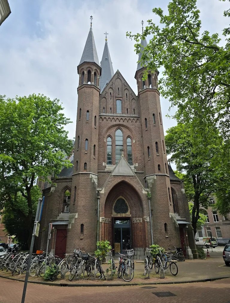 RadioGenoa's tweet image. The Vondel Church in Amsterdam as it was yesterday and as it is tonight. Someone had fun setting it on fire.