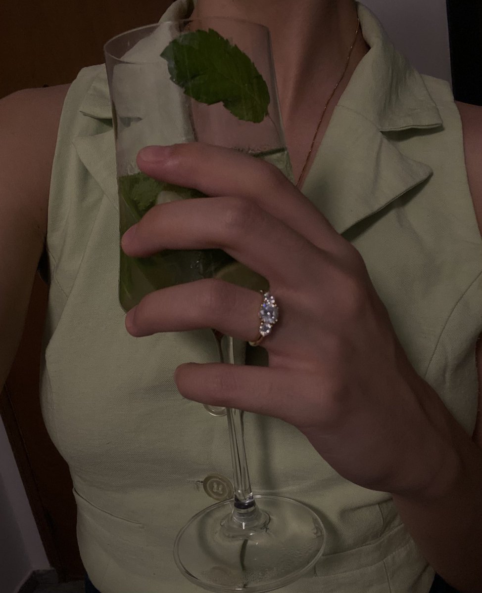 filmrachn's tweet image. feliz 2026 pra nós lésbicas que começamos o ano noivas 🤍