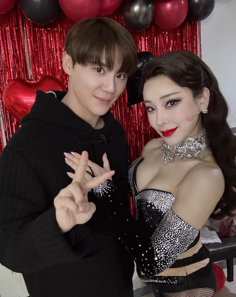 summer.jeong IG
instagram.com/p/DS9ADQNgXOC/
。
2025년의 마지막날
저승에서 파리까지 먼 길 달려와준 내칭구 준짱🌴
고마우니 내가 이름 세번 불러줄게

#XIA #김준수 #시아준수 #KIMJUNSU #JUNSU #ジュンス #金俊秀