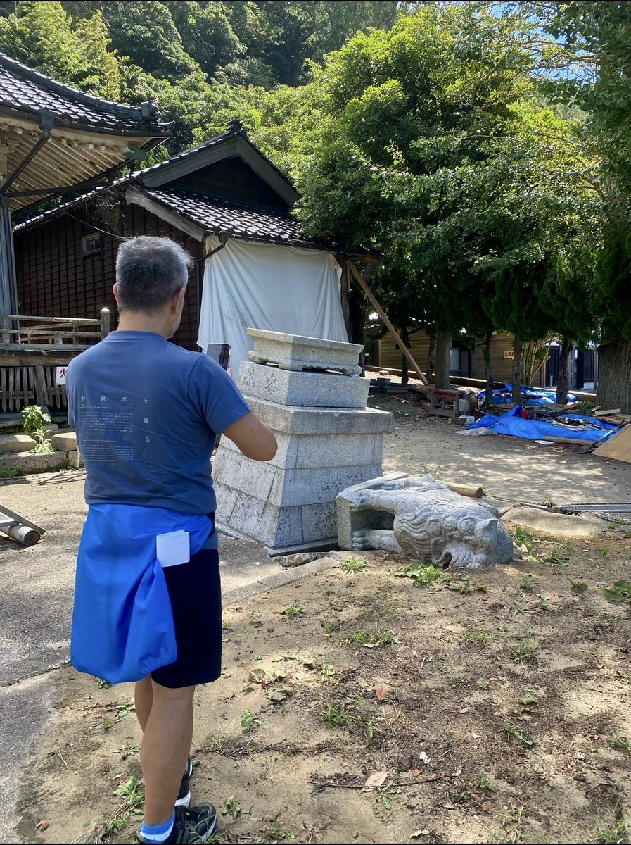 amonmiyamoto's tweet photo. 謹賀新年。能登の復興が少しずつ進み、穴水大宮の狛犬も立ち上がりました！(写真はビフォー/アフター)
今日、能登半島地震から2年。輪島市で黙祷が行われます。今も多くの方が移住するか仮設住宅におられます。

当時の様子を映画「生きがい」に収め、今では記録映画にもなった「生きがい」は今日も能登から一番近い映画館で上映中です。ぜひご覧ください。https://t.co/pqLFqIO74C

能登には今年も行かせていただきます。能登の皆さん、生きていれば必ず希望が生まれます。お身体を大切にお過ごしください。宮本亞門