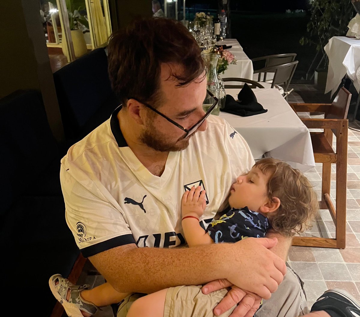 Para mí, cada 31 a las 00:00 no es “feliz año”, es “feliz cumpleaños. Hoy, Pippo, que tiene apenas un año y medio, brindó con su vasito de plástico y, al instante, decidió agarrarme el escudo de la camiseta y darle un beso. Independiente, para mí, es eso: mi familia, mis amigos,