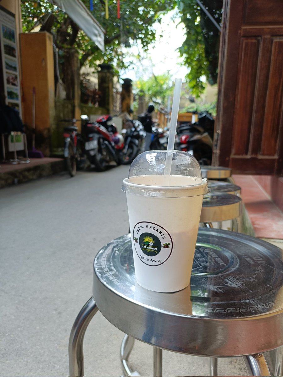 朝ごはんを食べたにも関わらず
散歩に出て路地でコーヒー飲んでる