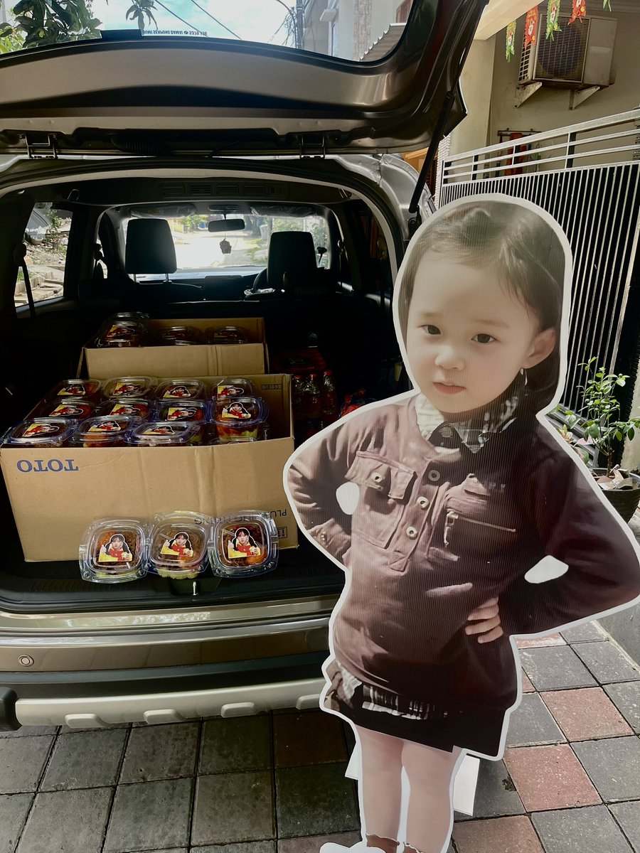 coconoona's tweet image. 𝑯𝒂𝒑𝒑𝒚 𝑾𝒊𝒏𝒕𝒆𝒓'𝒔 𝑫𝒂𝒚 ⭐️🐶

To celebrate Winter’s birthday, we shared 100 rice boxes to others✨

Special thanks @bluufuyu @WinterIndonesia 

hope they all can feel winter’s warmth and kindness even from miles away🤍

#25WarmYearsWithWinter 
#언제나_윈터편_생일축하해