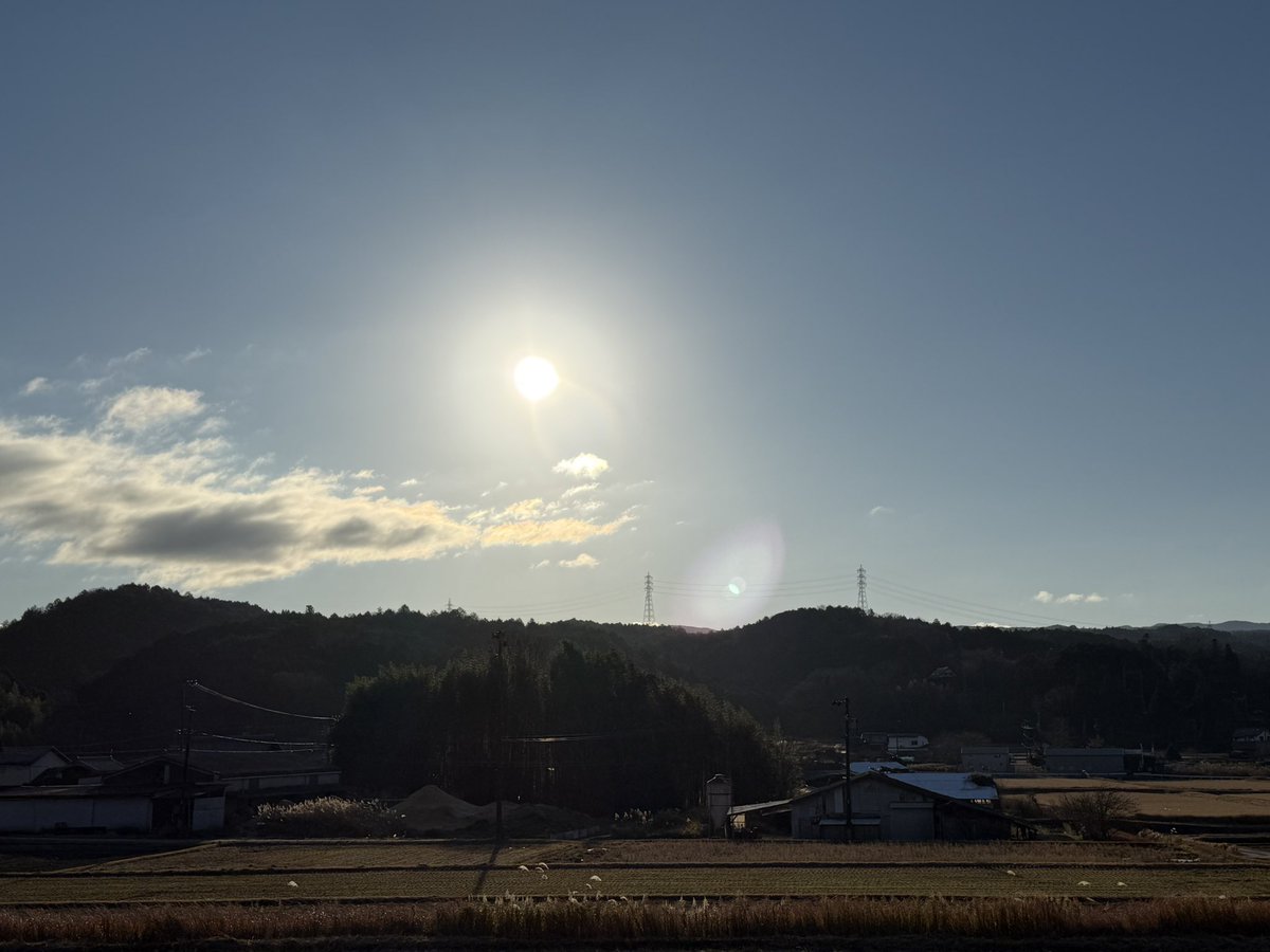 shukka01's tweet photo. 新年明けましておめでとうございます。
改めて今年もよろしくお願いします。
自宅から見た今年の初日の出です。
#初日の出　#新年　#元旦　#sunrise   #HappyNewYear2026  #新年好　#새해복많이받으세요 #ano-novo #anonuevo2026 https://t.co/PYkFAdfXh1