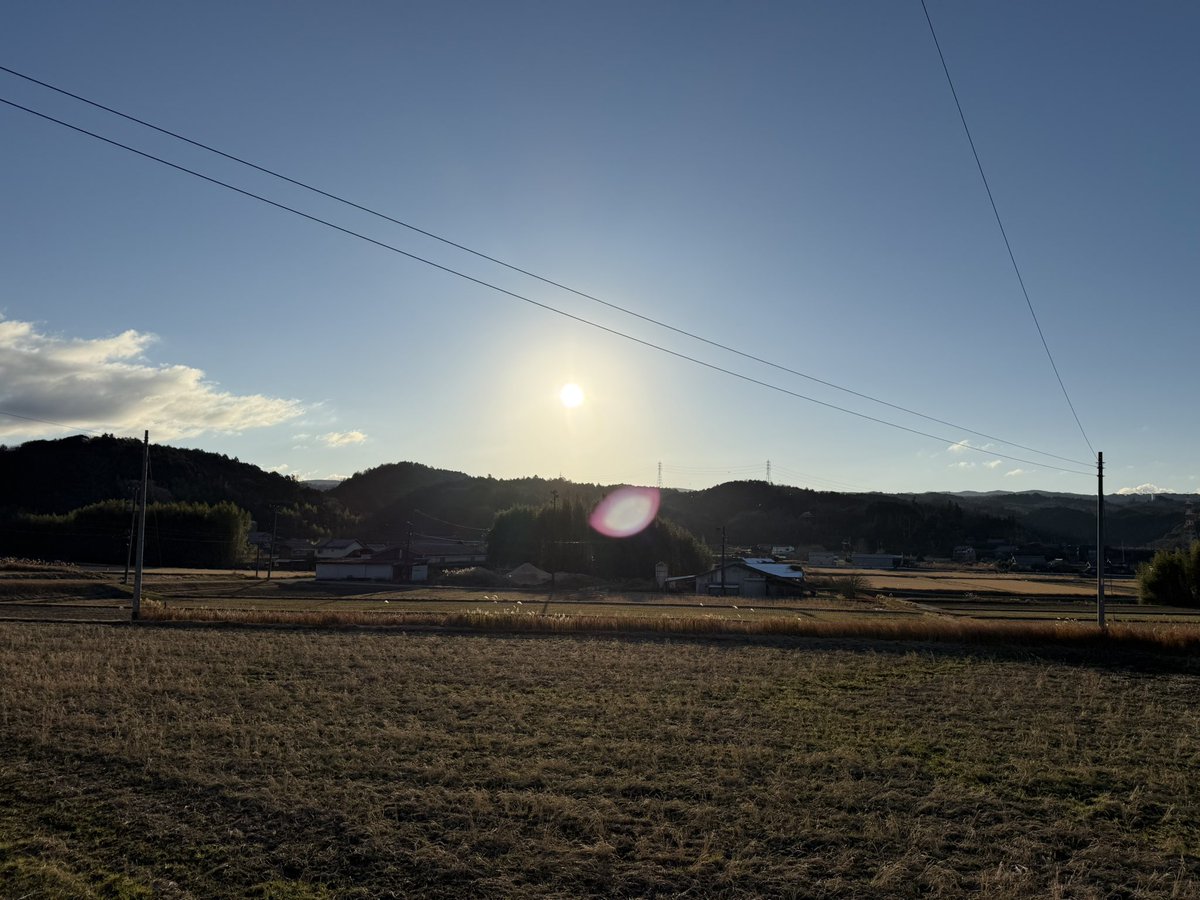 shukka01's tweet photo. 新年明けましておめでとうございます。
改めて今年もよろしくお願いします。
自宅から見た今年の初日の出です。
#初日の出　#新年　#元旦　#sunrise   #HappyNewYear2026  #新年好　#새해복많이받으세요 #ano-novo #anonuevo2026 https://t.co/PYkFAdfXh1